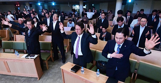 교갱협이 개최한 에스라기도회 참석자들이 7일 서울 서대문교회에서 목회자와 한국교회 회복을 위해 손을 들고 기도하고 있다. 강민석 선임기자