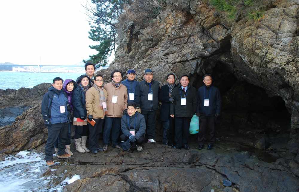 6 25 때, 김정복 목사가 숨어 기도하던 바닷가 기도굴과 그곳을 방문한 목회자들