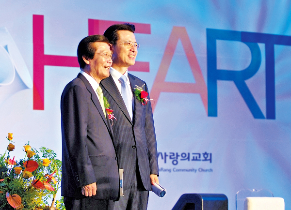 고 옥한흠 목사(왼쪽)와 오정현 사랑의교회 목사가 2008년 교회 설립 30주년 기념예배에서 함께했다. 사랑의교회 제공