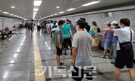 길게 늘어 선 서울역 배식 행렬. 코로나19 확산 이후 사랑나눔부 배식을 찾는 노숙인들이 더 많아졌다.