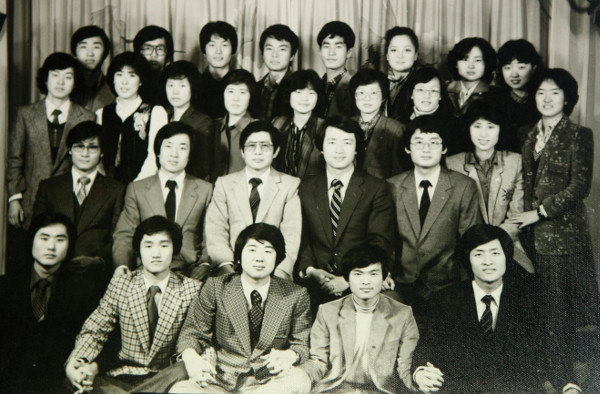 오정현(둘째 줄 가운데) 사랑의교회 목사가 1981년 11월 서울 내수동교회 대학부 간사를 마치고 박성규(맨 뒷줄 왼쪽 네 번째) 부산 부전교회 목사 등 대학부 회원들과 함께 기념사진을 촬영했다. 오정호(둘째 줄 왼쪽 두 번째) 대전 새로남교회 목사가 형의 뒤를 이어 대학부 간사를 맡았다.