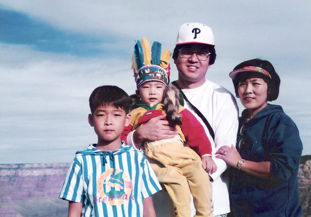 오정호(오른쪽 두 번째) 대전 새로남교회 목사가 1994년 미국 풀러신학교 유학 시절 조성희 사모와 두 아들과 함께 애리조나주 그랜드 캐니언을 방문했다.