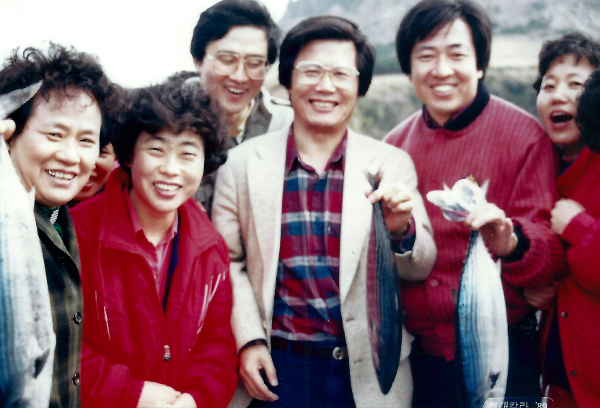오정호(오른쪽 두 번째) 대전 새로남교회 목사가 1989년 경남 거제에서 가진 사랑의교회 교역자수련회에서 옥한흠(가운데) 목사와 함께했다.
