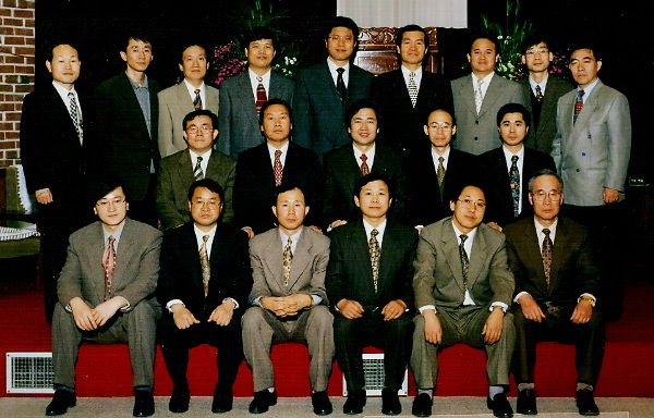 오정호(두 번째 줄 가운데) 대전 새로남교회 목사가 1997년 3월 제자훈련 1기를 수료한 교우들과 함께했다. 새로남교회 제공