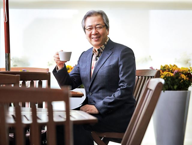 오정호 새로남교회 목사가 커피를 마시는 모습. 새로남교회 제공